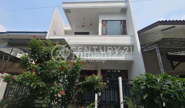 Disewakan Rumah di Tanjung Duren Utara, Jakarta Barat 2 Lantai Siap Huni