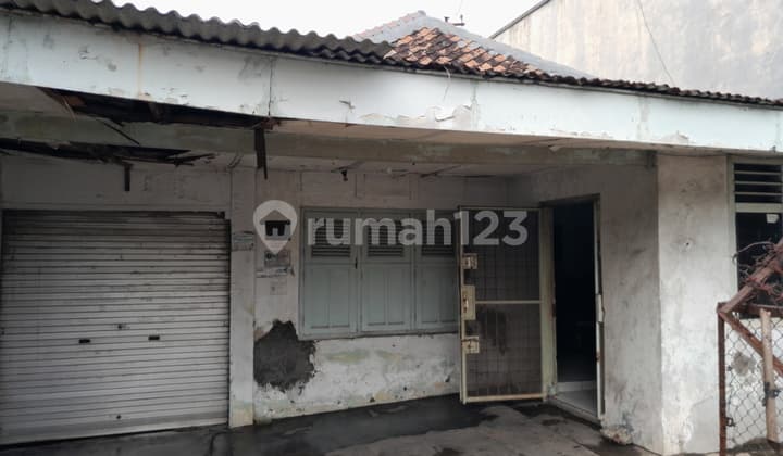 Dijual Cepat Rumah Tua, Dihitung Harga Tanah Saja, Murah, Dibawah Harga NJOP, Lokasinya sangat strategis Di Jln Bungur Besar Raya. Jakarta Pusat.