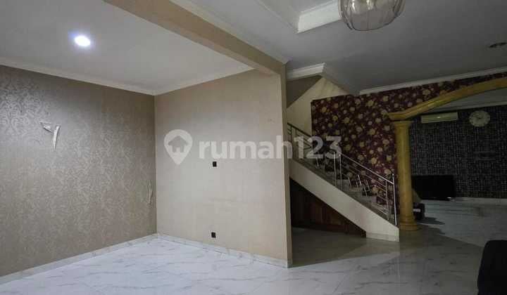 Rumah 2 Lantai SHM Bebas Banjir Dekat Tempat Ibadah di Boulevard Hijau Harapan Indah, Bekasi