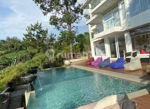 Rumah Mewah Dengan Kolam Renang Di Dago Bandung