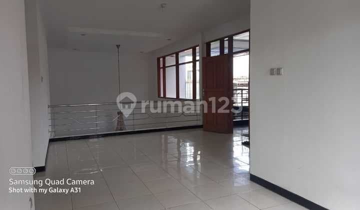 BAGUS DAN BARU RENOVASI; RUMAH SIAP HUNI DEKAT KE SETRASARI PLAZA