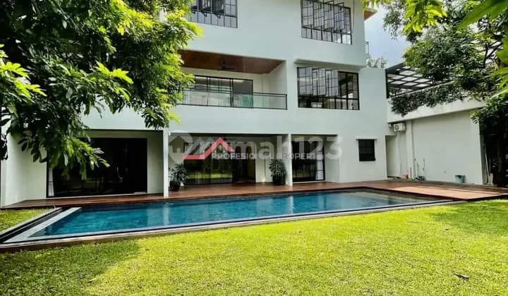 Luxurious house in a quiet neighborhood Kebayoran Baru South Jakarta