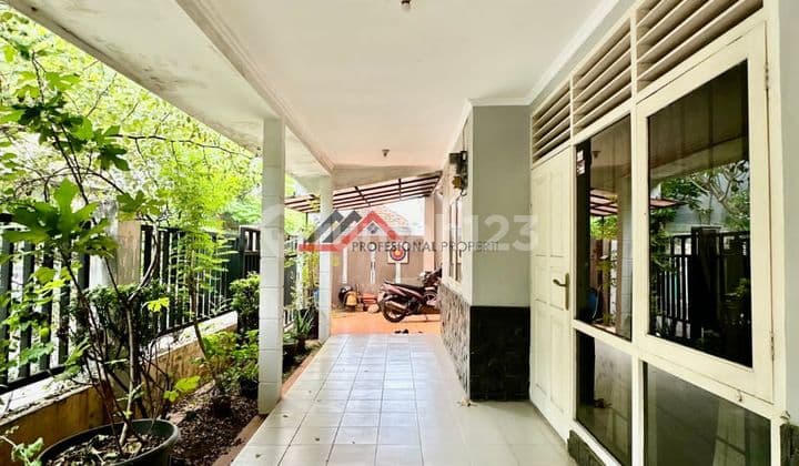 Rumah lama layak huni dalam komplek jakarta selatan