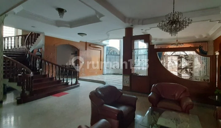 Disewakan Rumah Mewah Besar Di Pinggir Jl. T. Amir Hamzah Kompleks Griya Riatur.