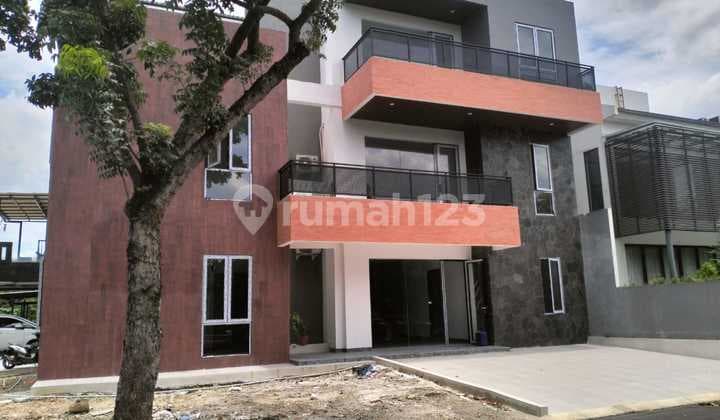 For Sale Luxurious Hook House with Lift, Comfortable and Ready to Occupy in Alam Sutera