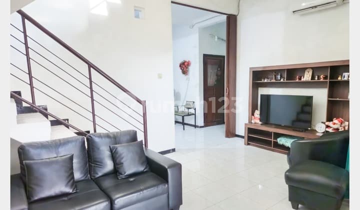 Rumah Babatan Pilang Dekat Graha Family Citraland - Row Jalan Lebar