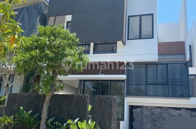 Minimalist 2,5 Lantai Rumah Citraland Waterfront