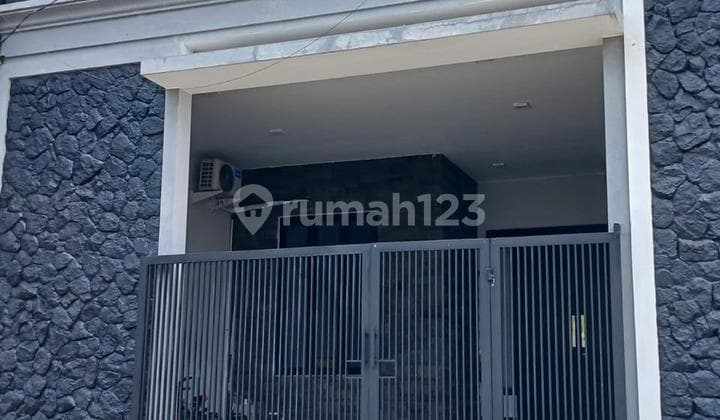 Rumah Semi Furnish di Jemur Andayani Surabaya, Bangunan Modern Minimalis