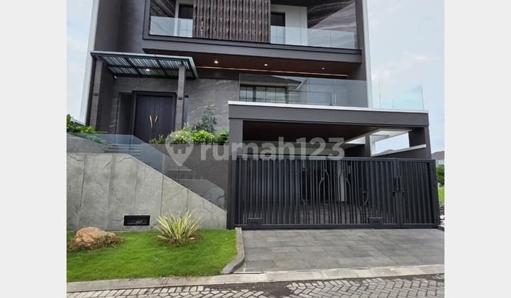3 Lantai Rumah Modern di Citraland Waterfront, Surabaya Barat