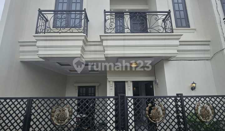 Rumah Baru Bergaya Modern Classic di Depokk