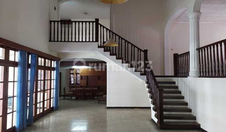 Disewa Rumah Besar Terawat Ada Pool di Sayap Pasteur