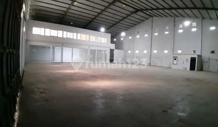 Ready-to-Use Warehouse for Sale on Kiaracondong Main Road