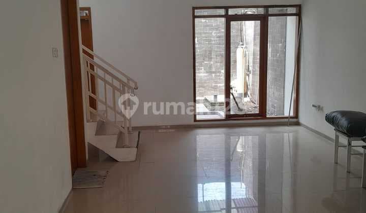 Disewa Rumah Terawat Siap Huni di Antapani