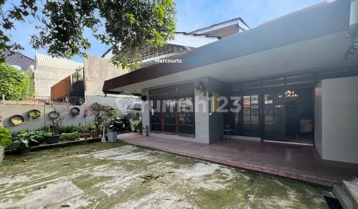 Classic double hook house in Tebet