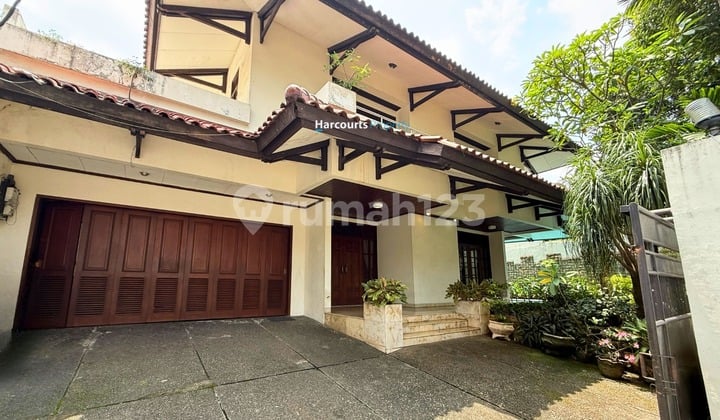 Rumah Mewah Klasik Area Gatot Subroto