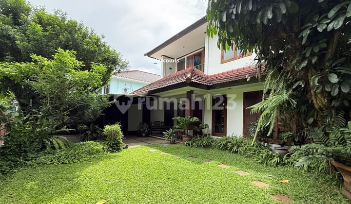 Rumah Klasik Tropis Luxury di Kebayoran Baru