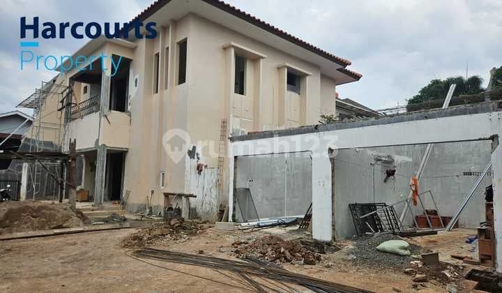 Rumah Lama Lokasi Strategis di Kebayoran Baru