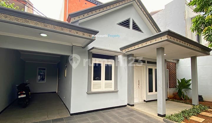 Classic house for living / office in Kebayoran Baru