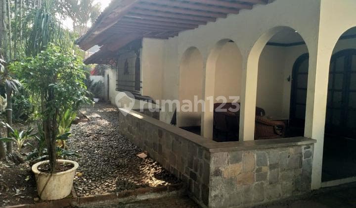 Rumah Klasik Luas di Radio Dalam