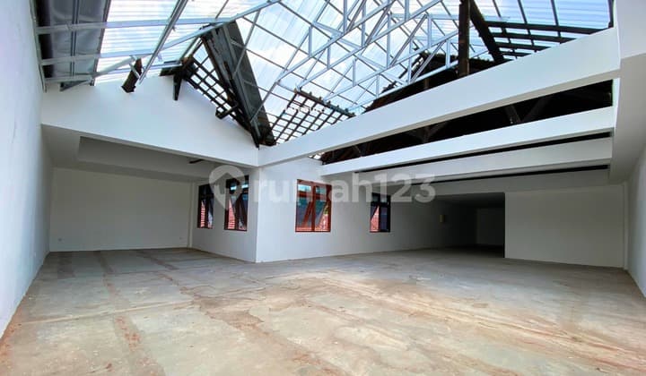 Gedung zona komersial dan premium di menteng