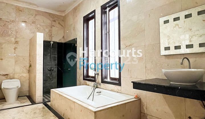 Rumah klasik area strategis di kebayoran baru