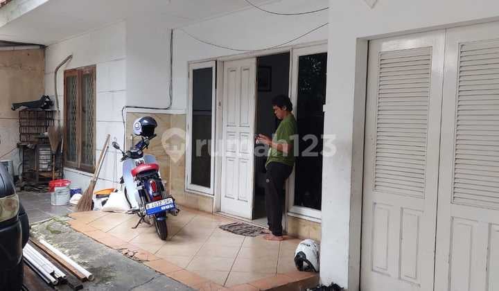 Rumah Klasik Area Bisnis di Kebayoran Baru
