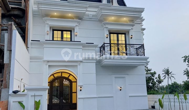 DIJUAL RUMAH SIAP HUNI MEWAH DESAIN CLASSIC MODERN 2 LANTAI