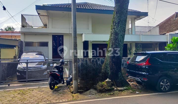 Rumah Bagus pusat kota sayap Riau jalan Anggrek Bandung