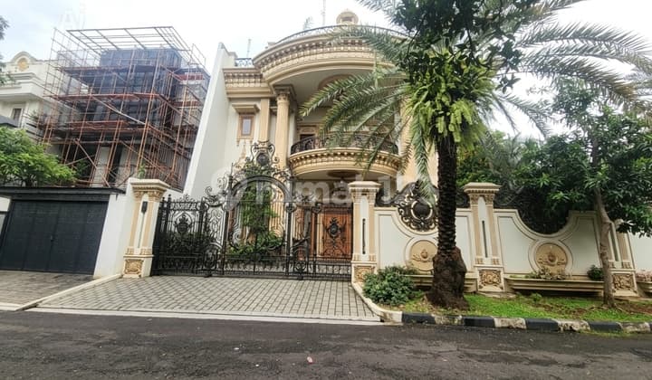 Rumah Mewah Hook di Taman Grisenda Jakarta Utara