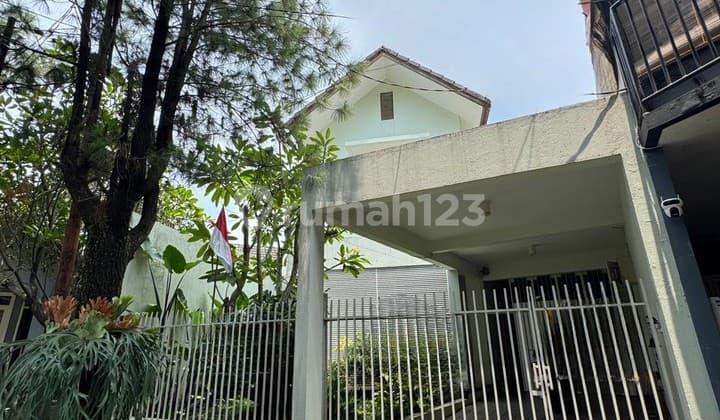 Rumah Homey Dengan Kolam Renang di Cinere Siap Huni