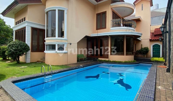 Rumah Mewah Klasik Terawat dalam Komplek Besar di Cinere