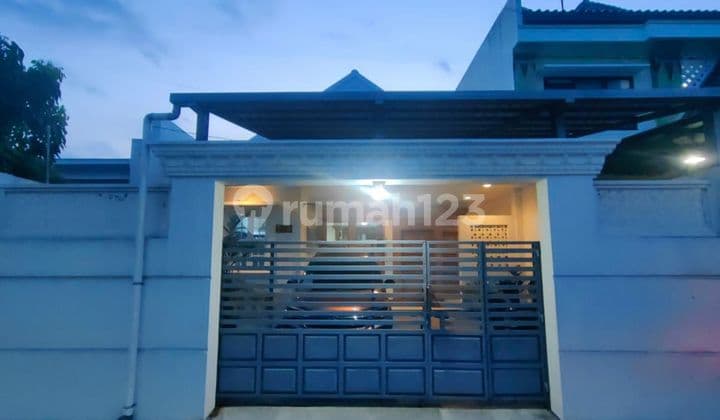 MODERN CLASSIC CONCEPT HOUSE WITH WOODEN ORNAMENTS ON HOS COKROAMINOTO STREET