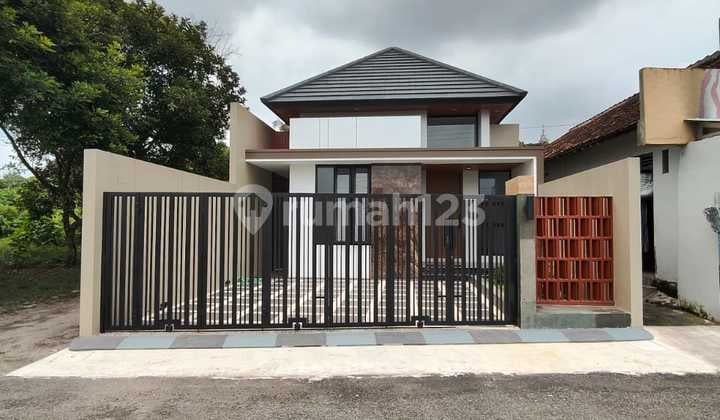 Rumah Model Tropis Dekat Kampus Ugm dan Uii di Jalan Kaliurang KM 10