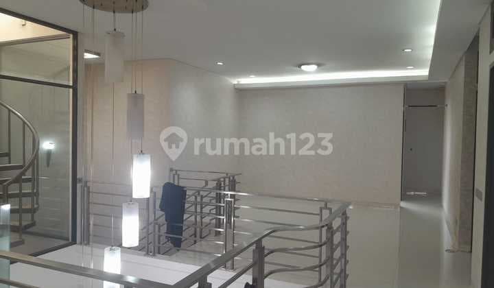 Rumah Singgasana Pradana, Jl Darmasakti Bandung