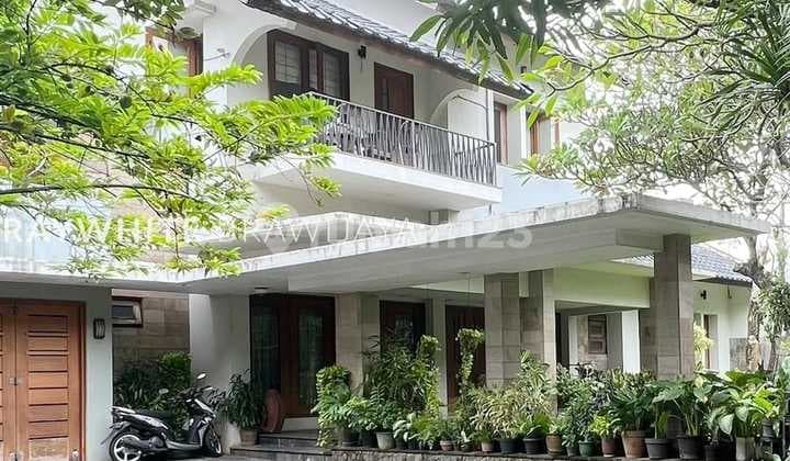 Rumah Gaya Kolonial Lokasi Tenang Area Dharmawangsa Kebayoran Baru