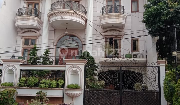 Rumah pluit klasik jakarta utara luas 364m2 hadap utara Shm