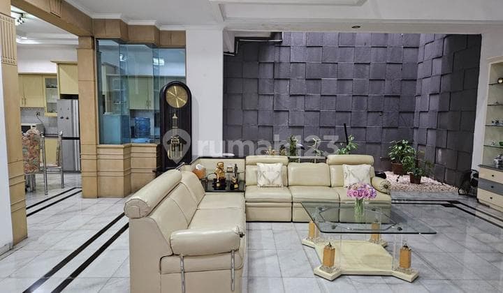 Rumah 2 Lantai Bagus di Kebon Jeruk, Jakarta Barat