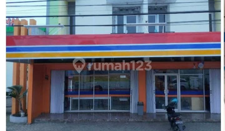 Prospect Minimarket Still Operating, Side of the Road is Busy