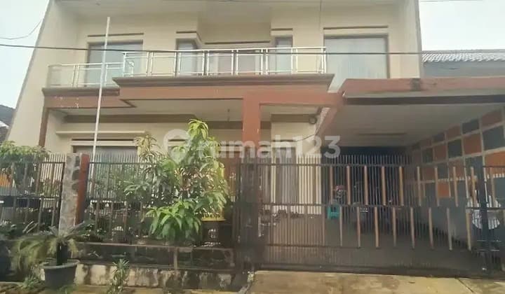Rumah mewah dalam komplek elite one gate system di Pondok Kelapa