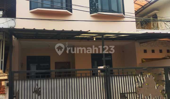 Rumah Semifurnished Lokasi Strategis di Pondok Kelapa