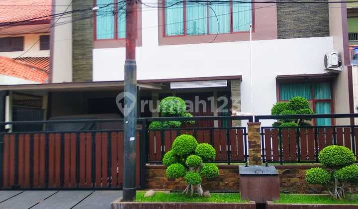 Rumah Mewah Semi Furnished Lokasi Strategis di Pondok Kelapa