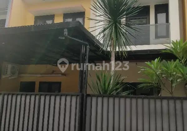 Rumah 2 Lantai Dalam Komplek Modern di Duren Sawit