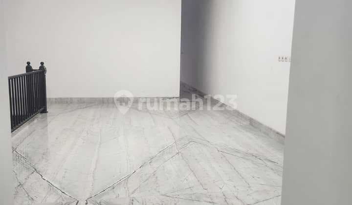 Dijual Rumah Baru 3 Lantai Lokasi Kemang Private Pool