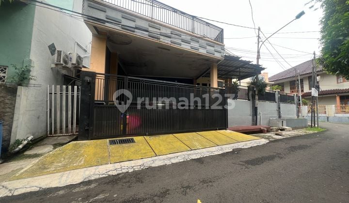 A nice hook house within the Taman Duren Sawit housing complex in East Jakarta.