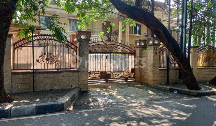 Land in the elite strategic area, land size 1078 m², on Cut Nyak Dien Street, SHM, Gondangdia, Central Jakarta.