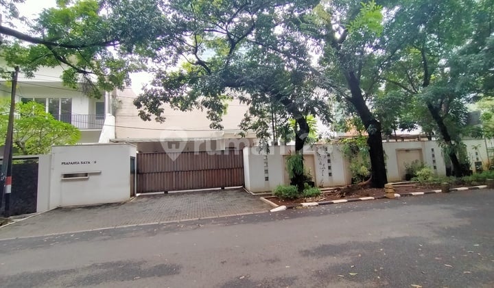 Rumah Penghasil Dollar di Kawasan Bisnis Senayharga Miring Hitung Tanah Jakarta Selatan