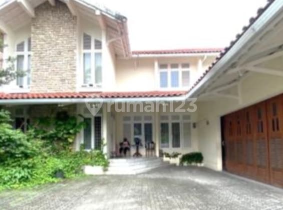 Spacious House at a Low Price, Land Area 714 Kemanggisan, Freehold Title (SHM), West Jakarta