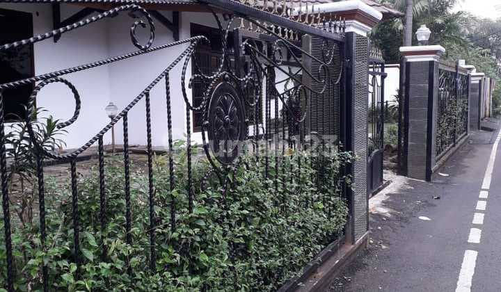 Dijual Rumah Mewah dengan Halaman Luas Harga Kompetitif, Siap Tempati Lokasi Cipinang 72769 Rn