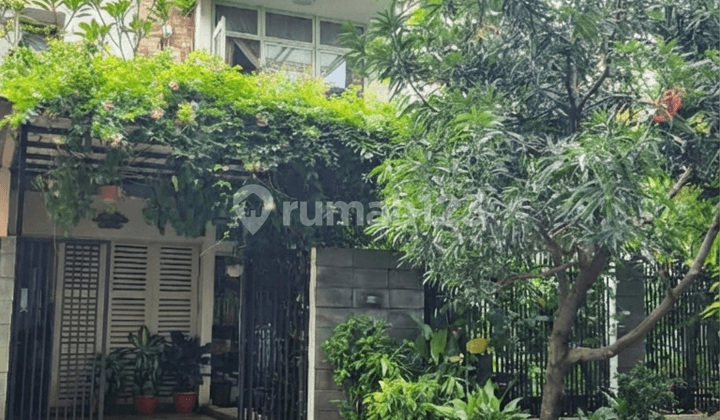 Rumah Elegan Empat Kamar Lengkap Tujuh AC di Menteng (73641 Hn)