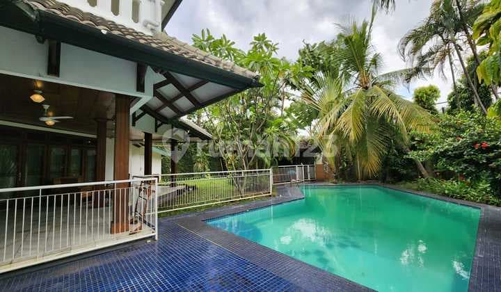 Rumah Klasik Dengan Swimming Pool Dan Halaman Luas di Kemang